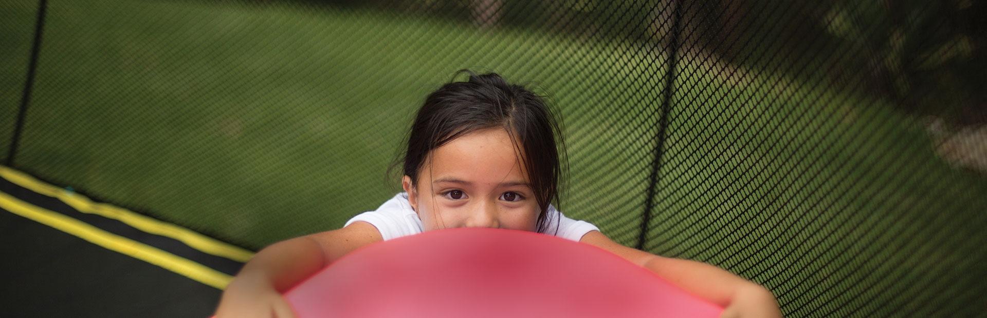 Découvrez les Bienfaits et les Précautions du Trampoline Extérieur : Votre Guide Complet